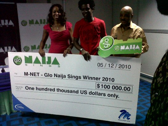 Casey flanked by MNET boss, Mrs Biola Alabi and Glo Executive, Mr Adewale Sangowanwa