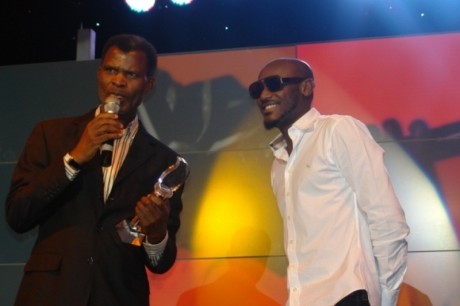 Laolu Akin presents 2face with award