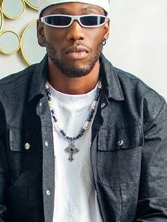 Kayikunmi will like to be in a relationship with Isabella outside the house